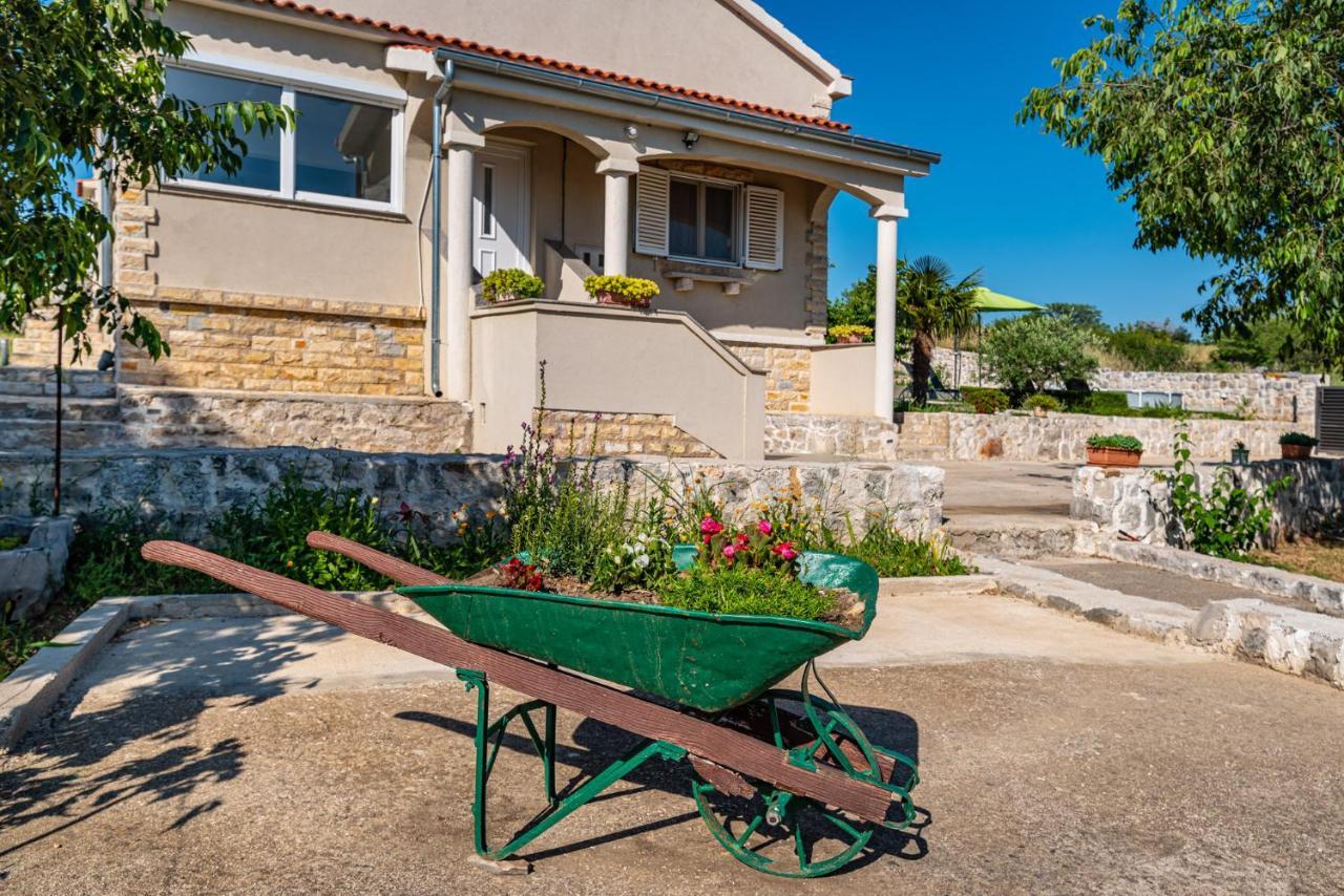 Holiday Home Ante With Beautiful Private Garden Nadin Eksteriør bilde