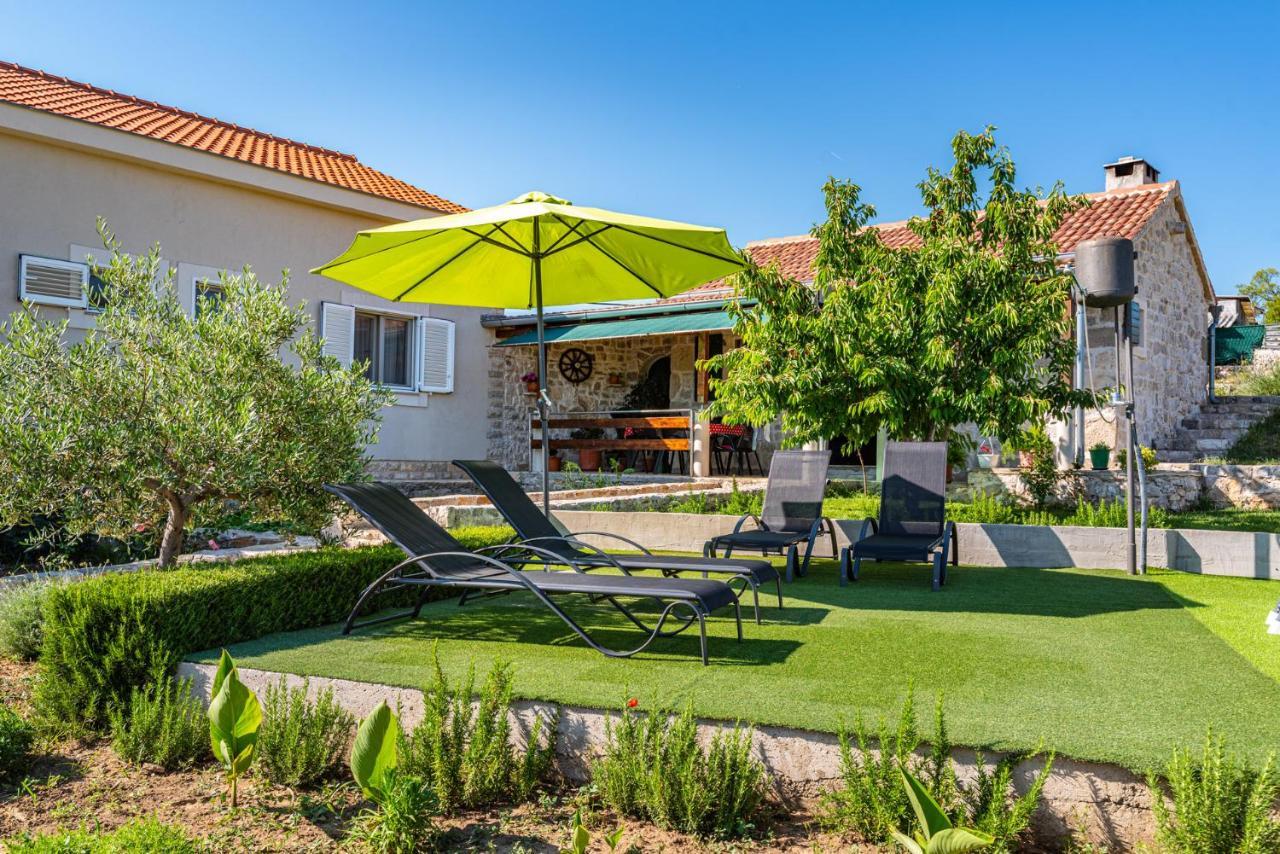 Holiday Home Ante With Beautiful Private Garden Nadin Eksteriør bilde